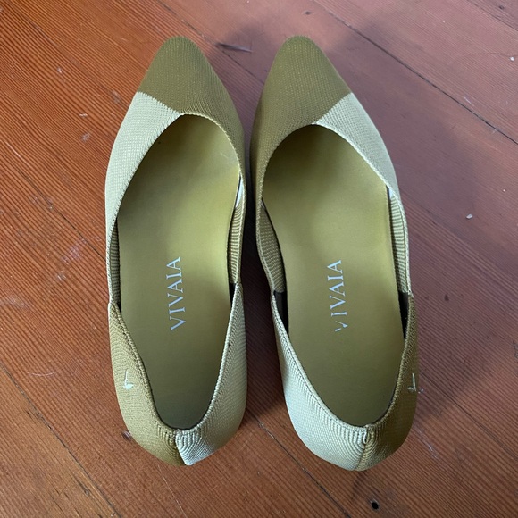 Vivaia Green Valencia Pointed-Toe V-Cut Flats - Picture 3 of 10